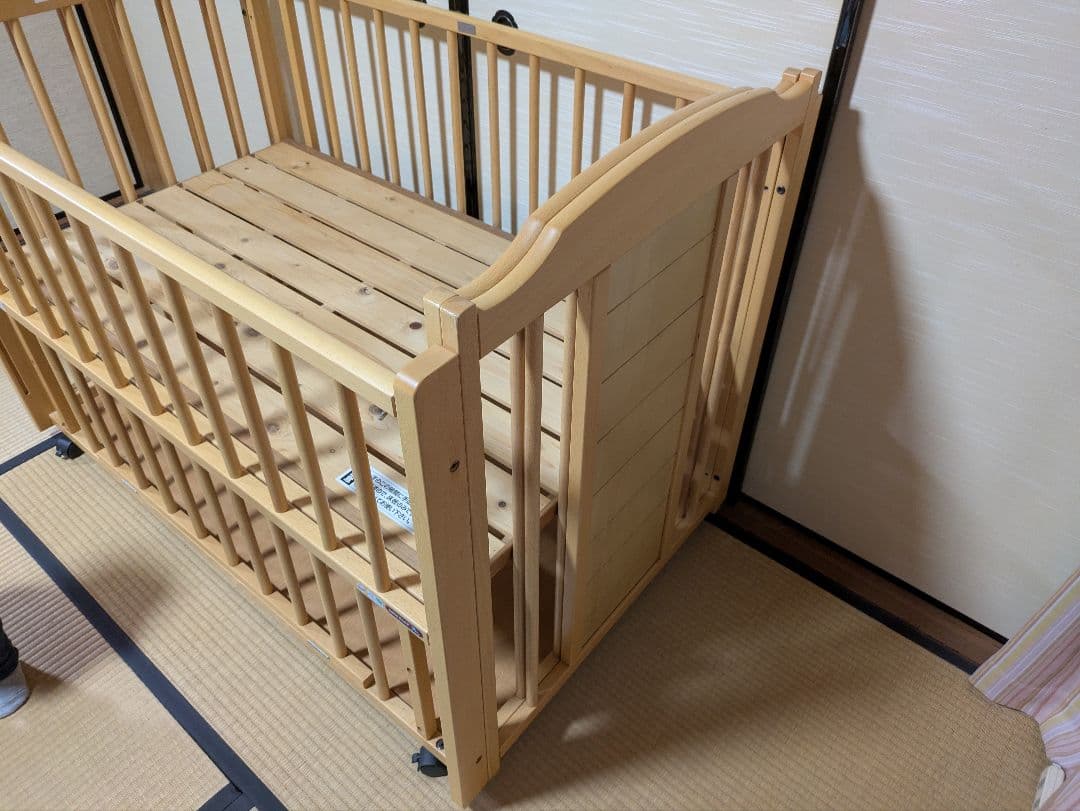 【2000円値下げ中】木製ベビーベッド キャスター付き（直接引取可能）