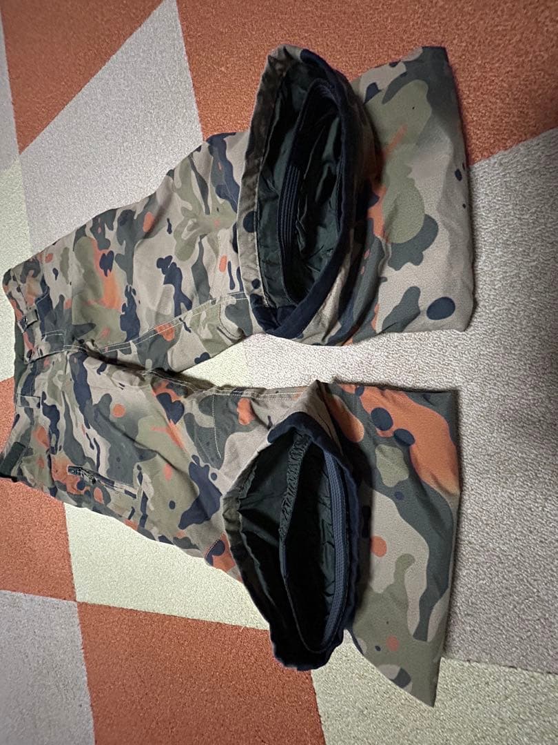 BURTON 迷彩柄 スノーボードウェア Mサイズ