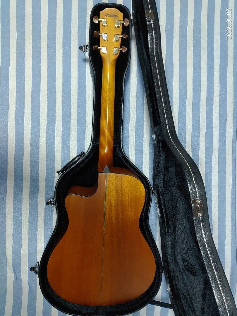 Morrisのカッタウェイ・アコースティックギターS-30ハードケース付きです。