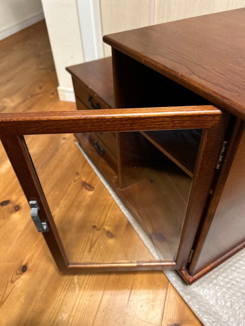 アンティーク　段違い　木製キャビネット ガラス扉付き 小引き出し3段