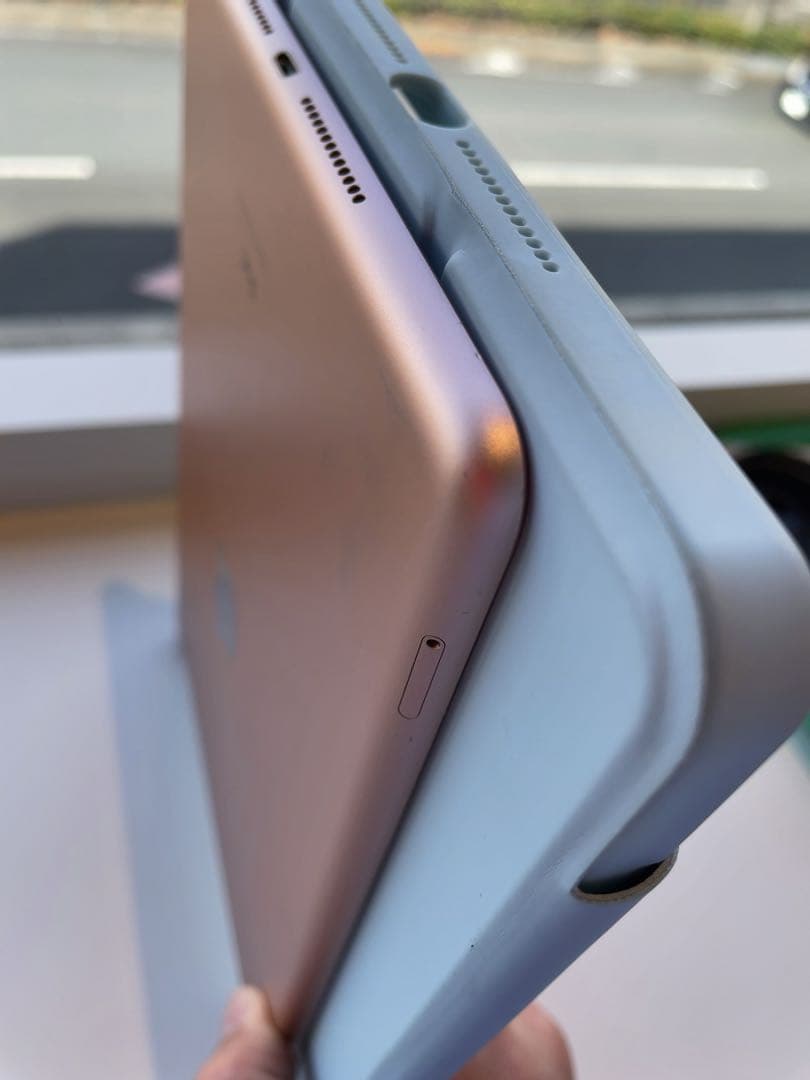 第７世代 32GB 10.2インチ iPad本体 カバー付 Cellular？