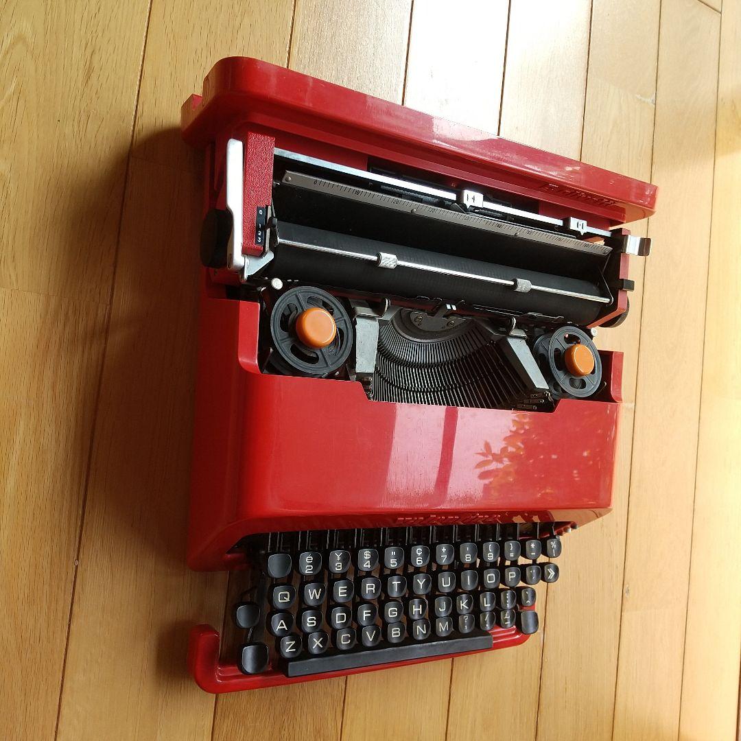 クラシック赤色タイプライター