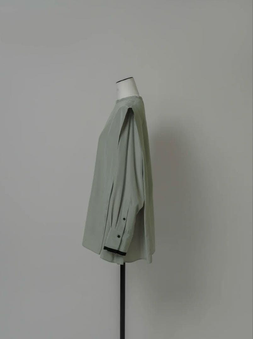 LOHEN ローヘン　ブラウスSHOULDER TACK BLOUSE