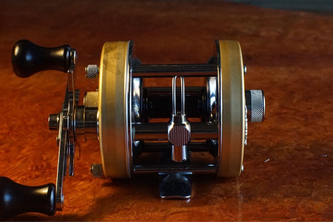 ABU アンバサダー 5500 メンテ済 フレーム修正済 シャンパンゴールド