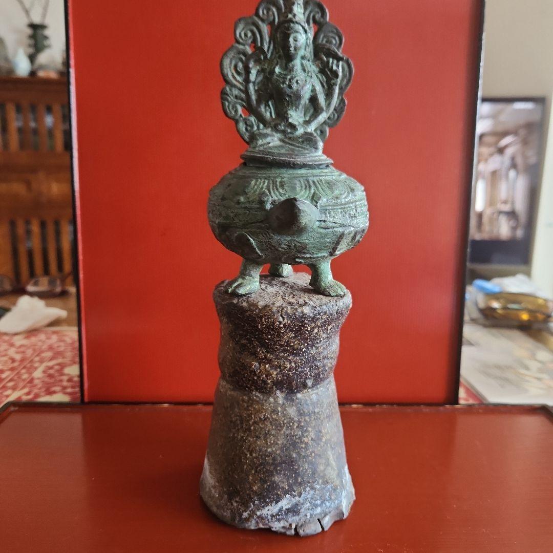 古銅ヴィシュヌ像寺院の石油ランプ土台付き