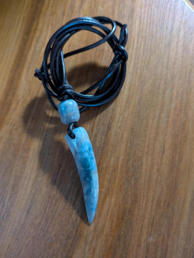 柚*桃様 天然石 こん沢翡翠青い尖った牙型ペンダント レザー紐付き