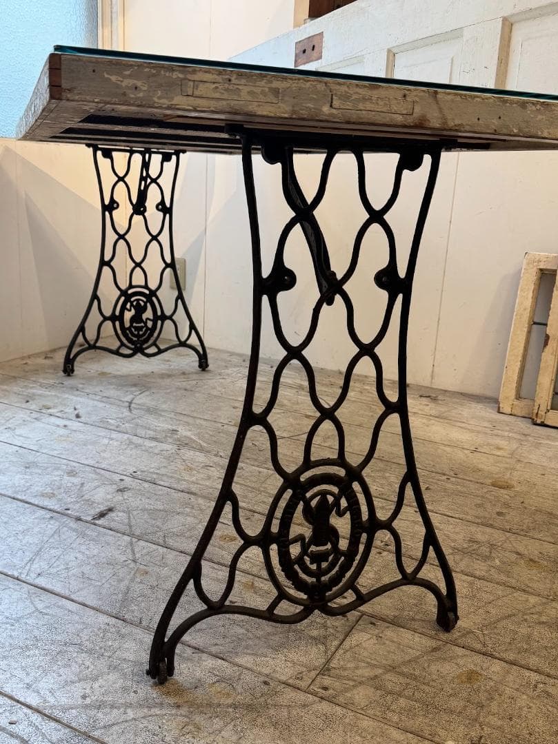 アンティークドアデスク シンガーミシン脚 ガラス天板 店舗作業台 机 テーブル