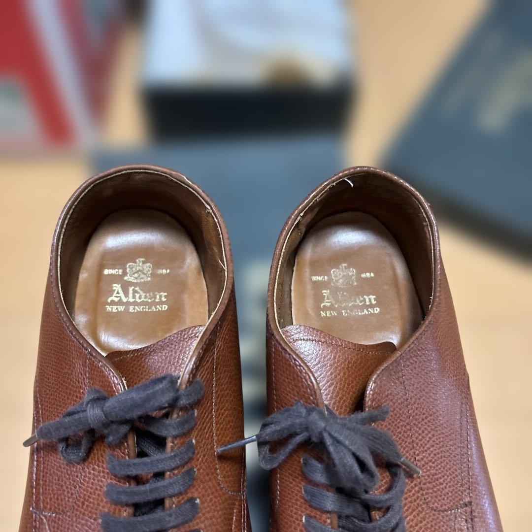 ブラウン型押しレザードレスシューズ