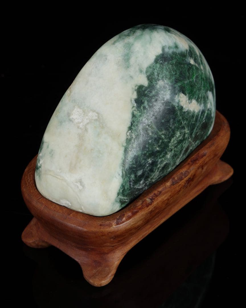 糸魚川産 天然翡翠石 共箱・台座付 美麗濃緑色 鑑賞石 原石 水石 飾石 逸品