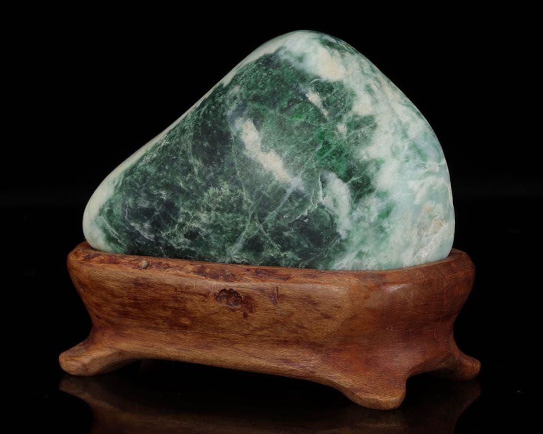 糸魚川産 天然翡翠石 共箱・台座付 美麗濃緑色 鑑賞石 原石 水石 飾石 逸品