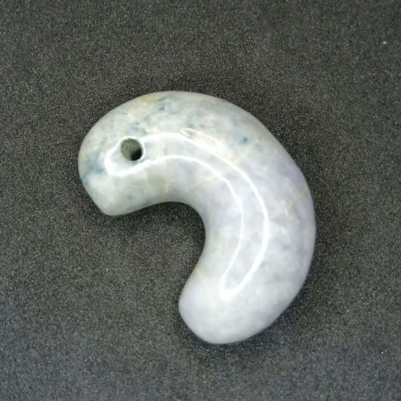 天然石 勾玉　淡い緑色と白色の混合　約18g