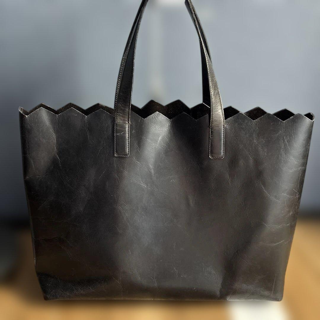 PRADAトートバッグ型抜きロゴ