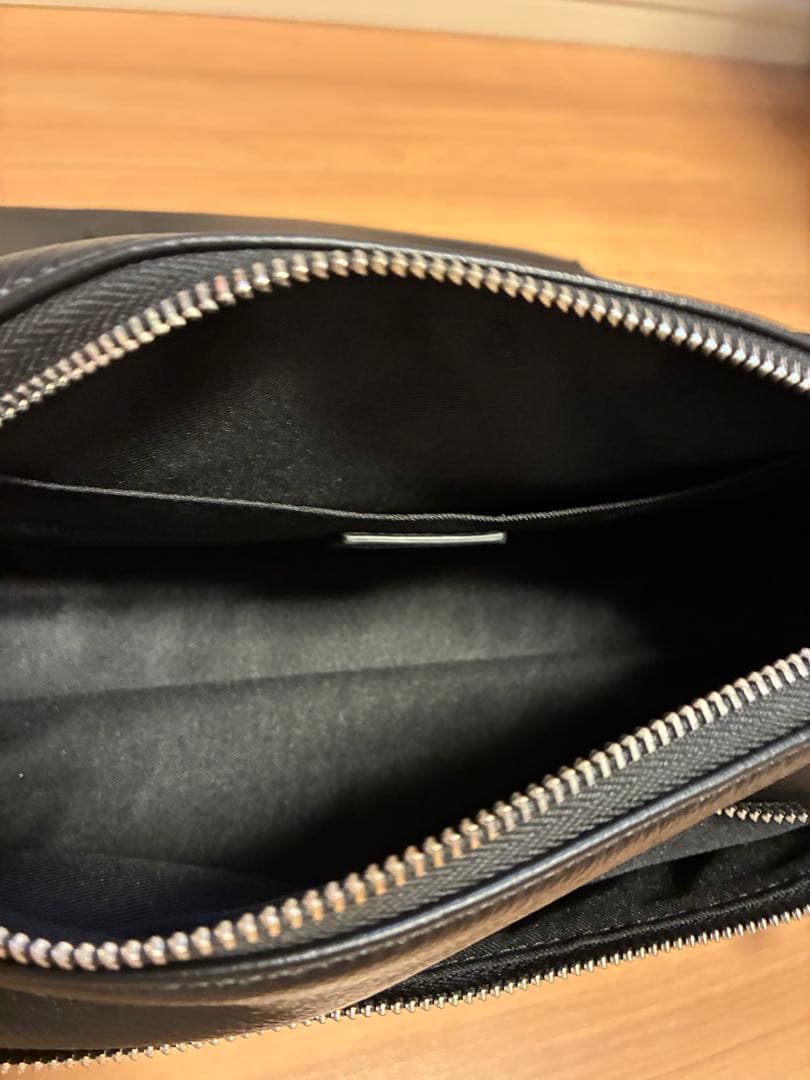 BEARDSLEY ピアズリー　レザーボディバッグ　ブラック