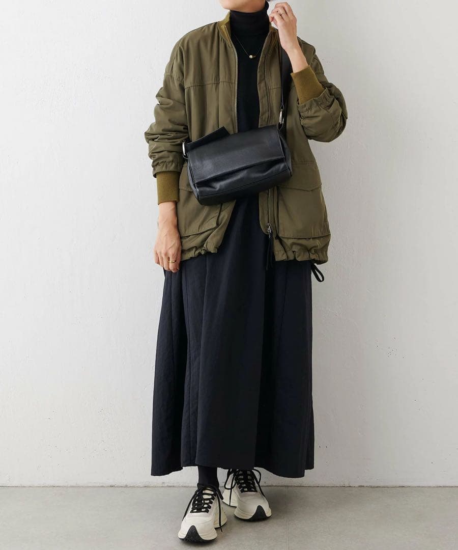 BEARDSLEY ピアズリー　レザーボディバッグ　ブラック