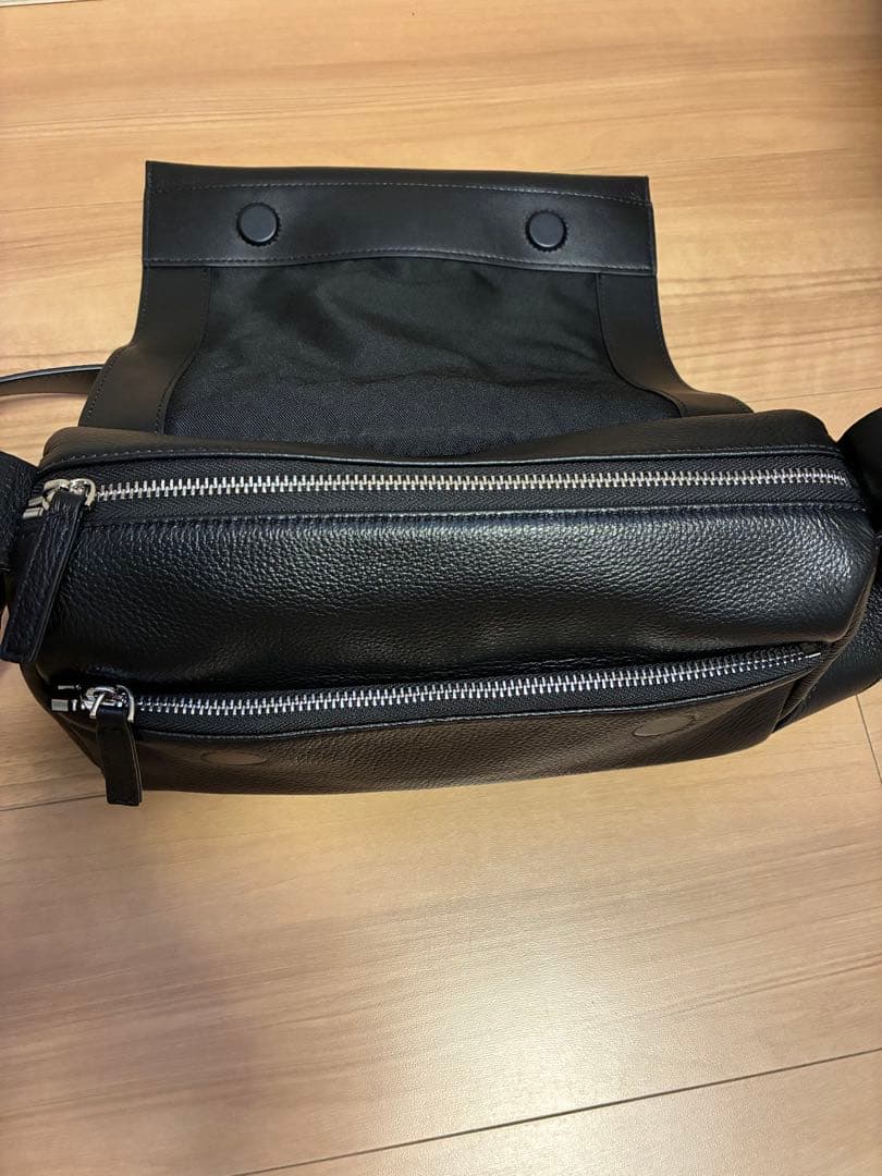 BEARDSLEY ピアズリー　レザーボディバッグ　ブラック