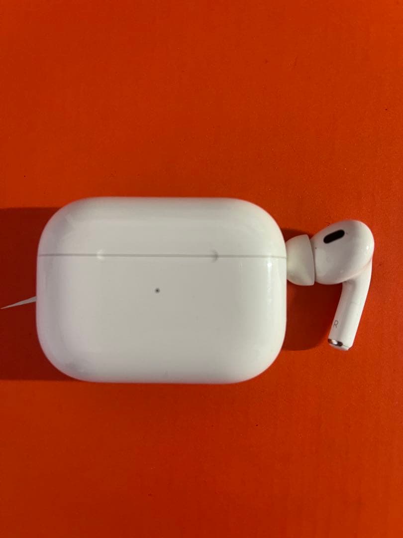 AirPods pro 第2世代　充電ケース付き 右耳のみです。