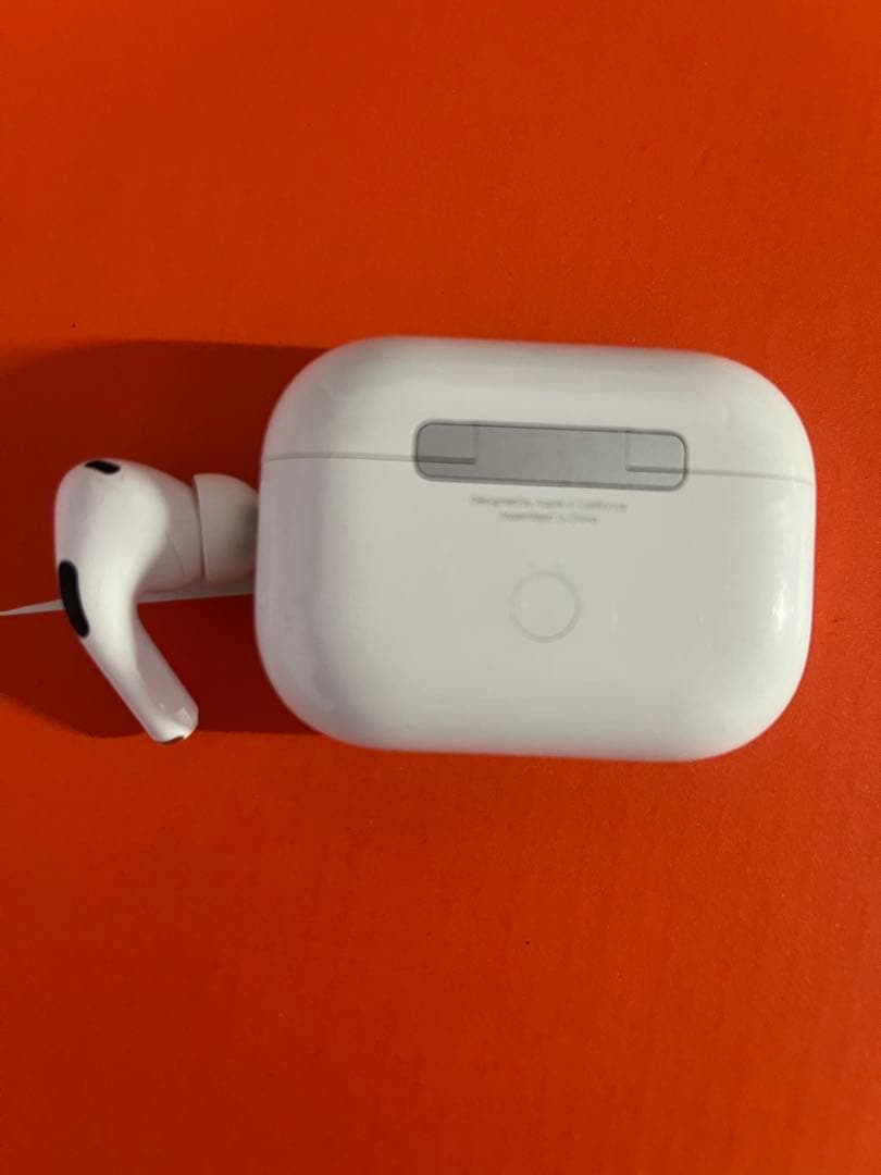 AirPods pro 第2世代　充電ケース付き 右耳のみです。