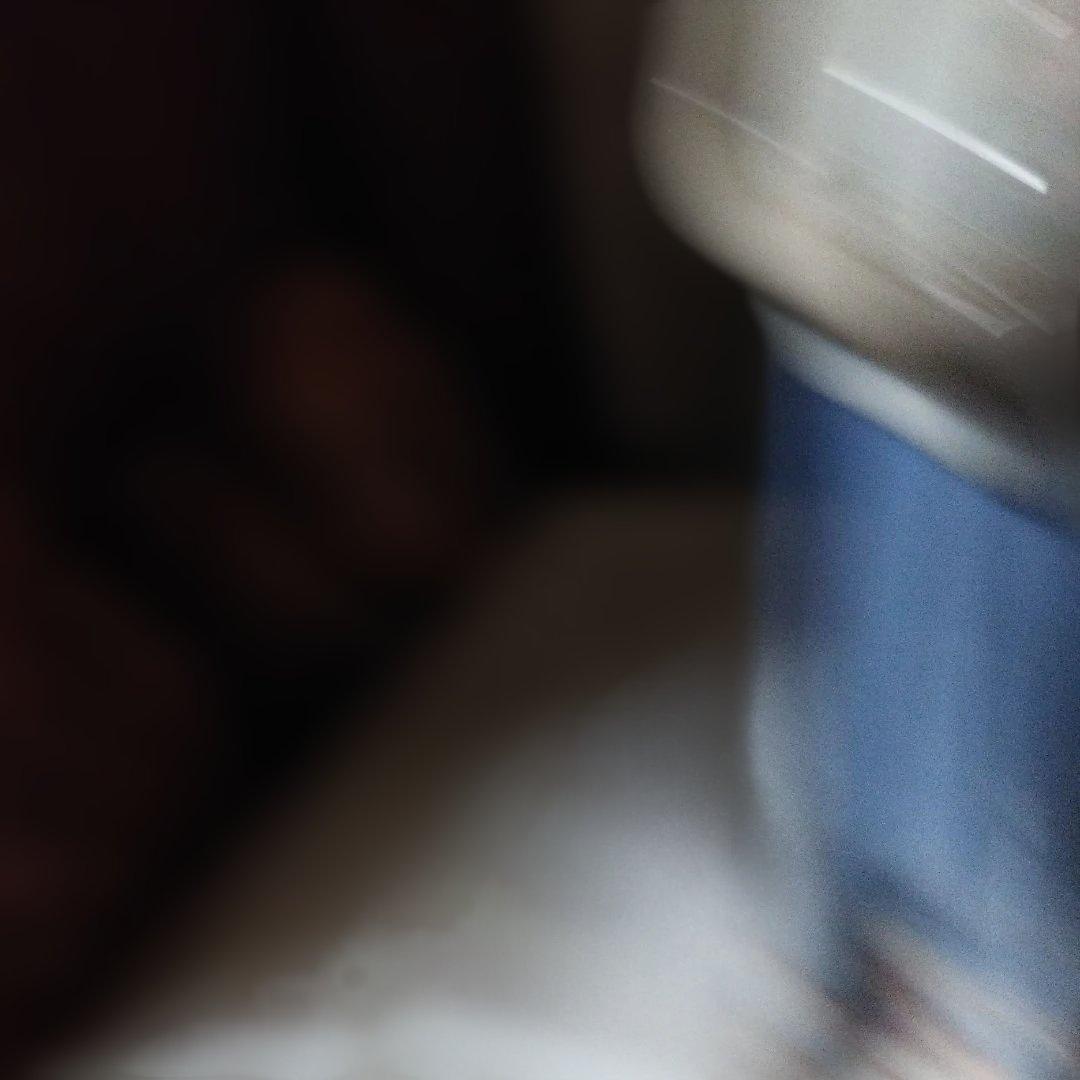 少女の陶器フィギュア 青いドレス