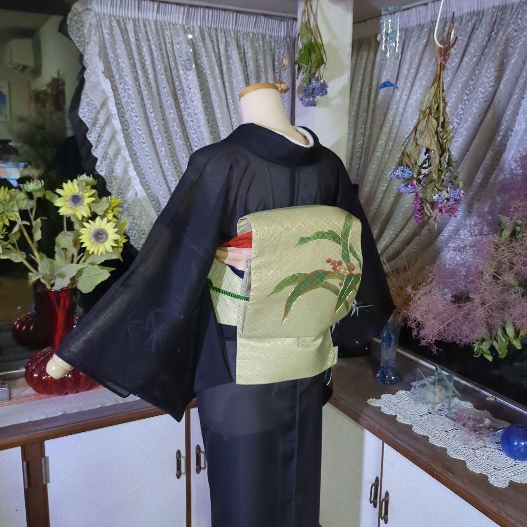 黒の地に清々しく描かれます笹竹が粋な絵模様を見せる洗える絽のお着物です