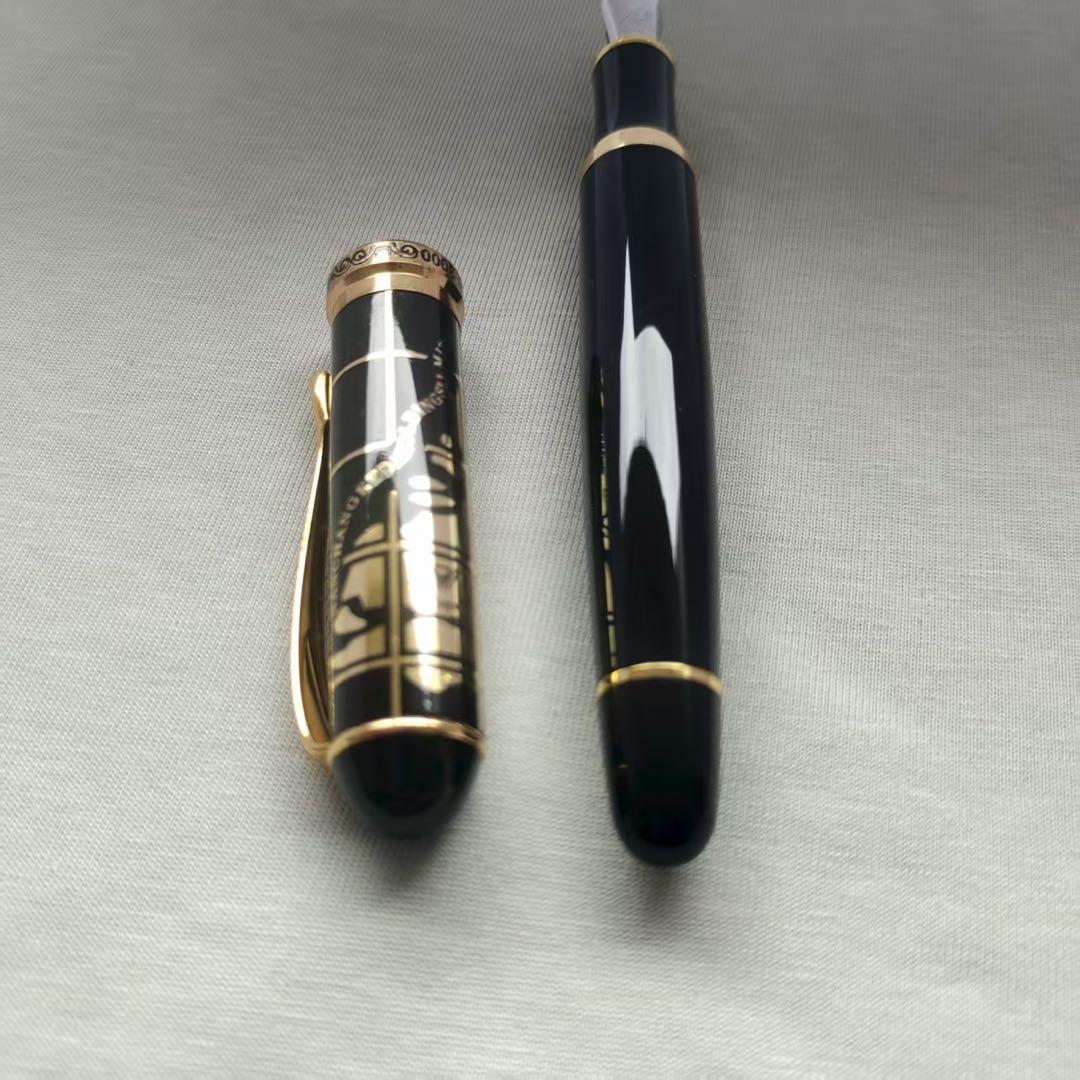 黒色万年筆 ゴールド装飾付き