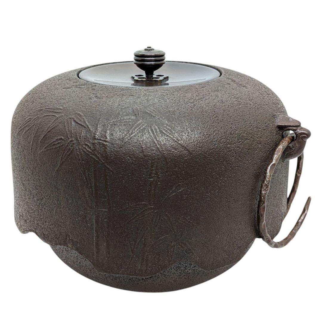 竹地紋と尾垂の風合いが美しい、わびさび感じる茶釜。