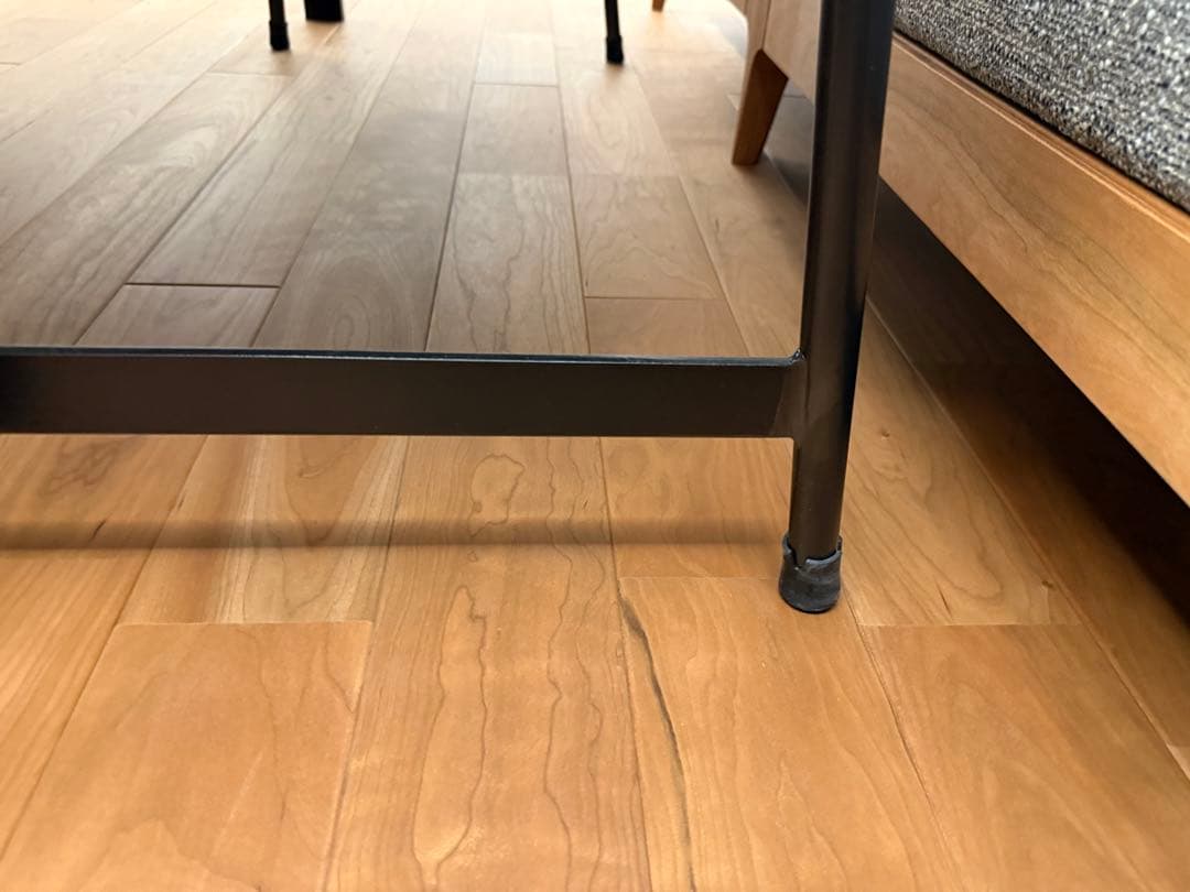 unico 木製アームチェア 黒クッション付き