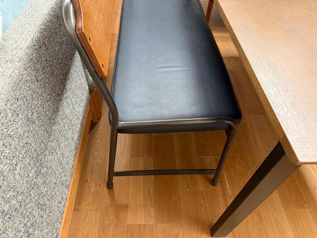 unico 木製アームチェア 黒クッション付き