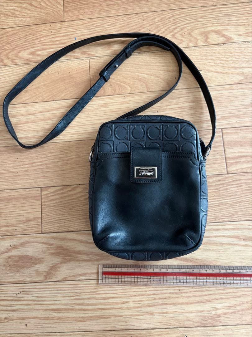 フェラガモ ショルダーバッグ ガンチーニ ブラック