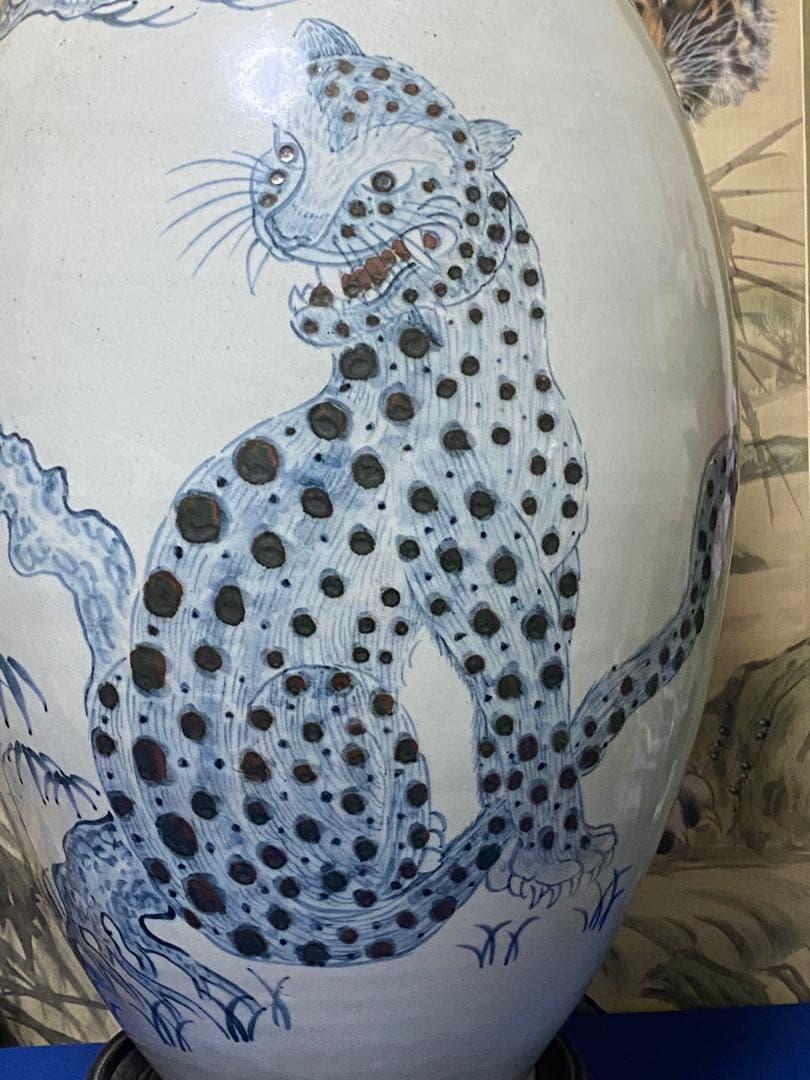 李朝青い豹と松の絵柄の陶器花瓶　骨董品