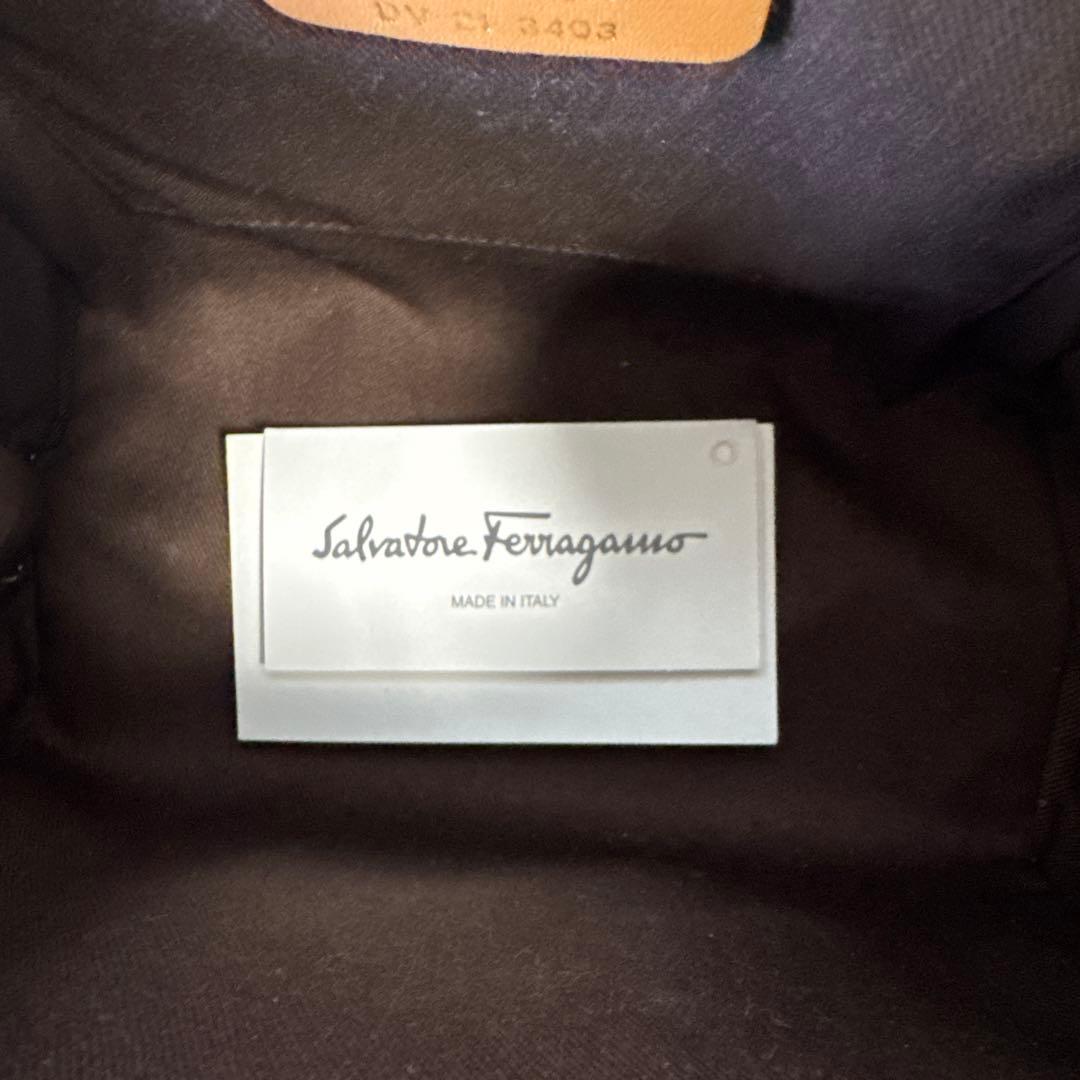 ルヴァトーレフェラガモガンチーニ ストロー かごバッグ　ロゴ ハンドバッグ