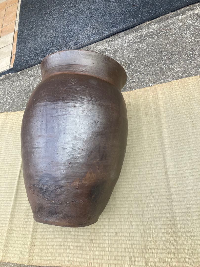 時代物 陶器の大型甕 古い壺 。茶褐色。和モダン 高さ64センチ