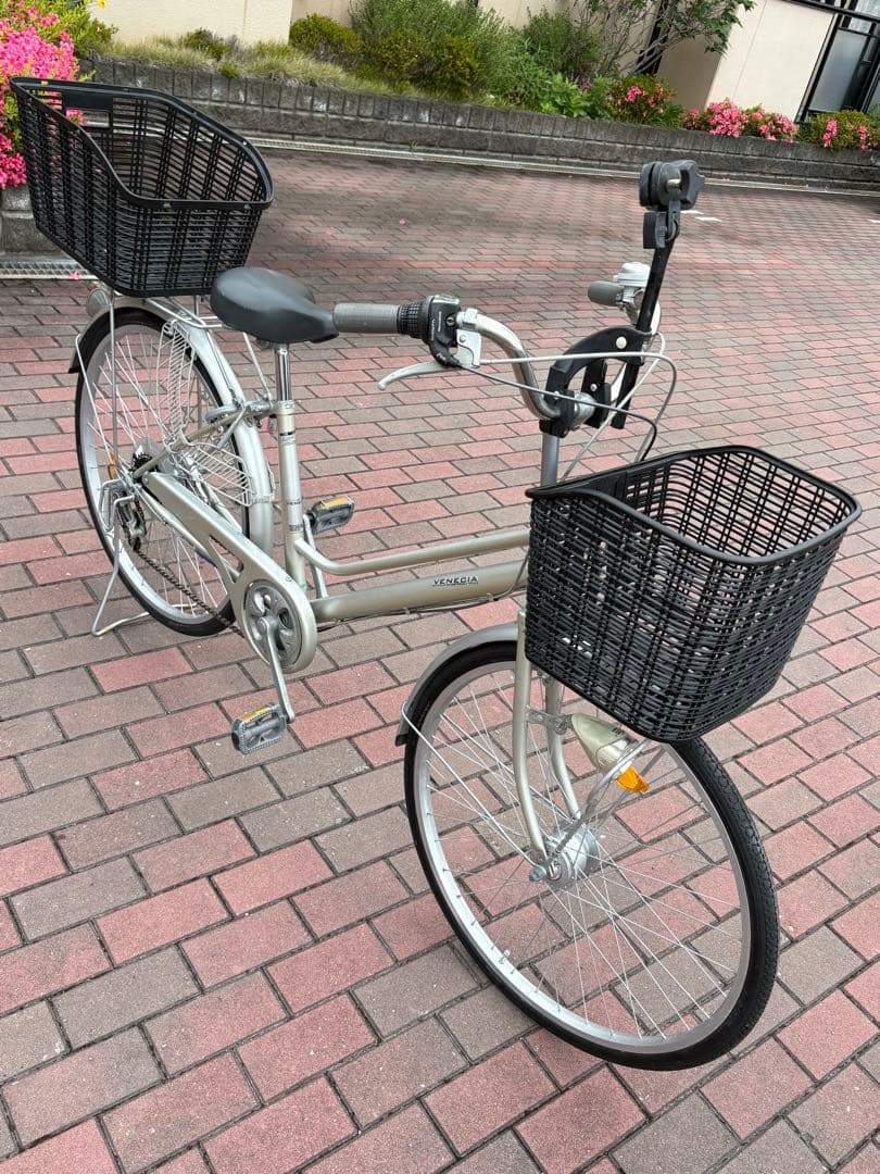 Rik☆さん専用 前籠付きAR変速付きシルバー 軽快車(26㌅)配達共に可能