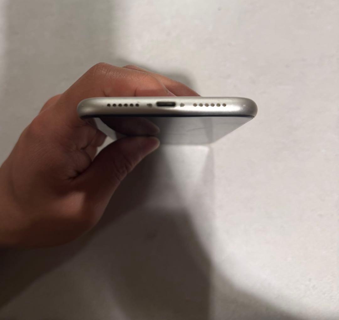 Apple iPhone 11 ホワイト バッテリー81