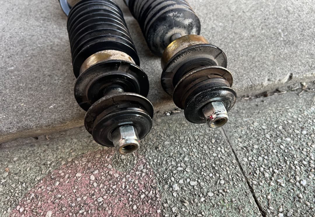 30プリウスZVW30 フルタップ式車高調BLITZ