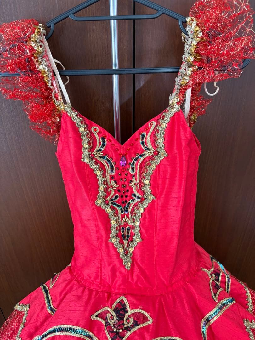 赤いバレエチュチュ　袖のフリル付き