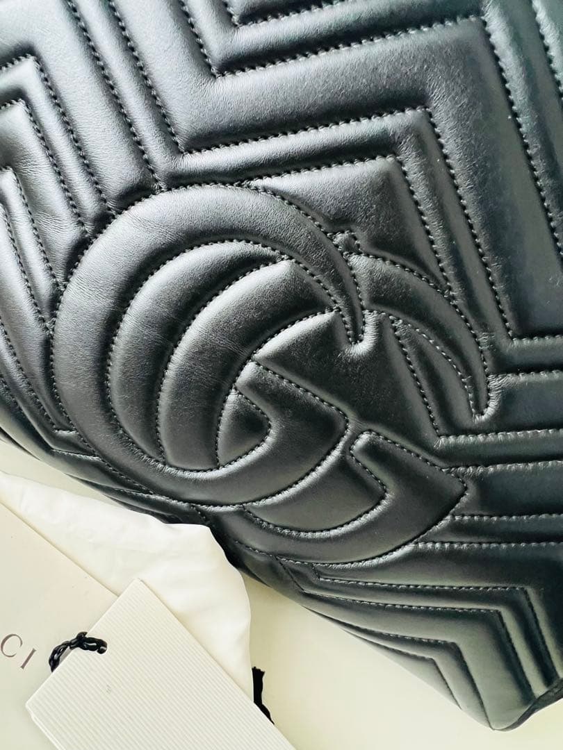 GUCCI GGマーモント キルティング ミディアム トップハンドルバッグ