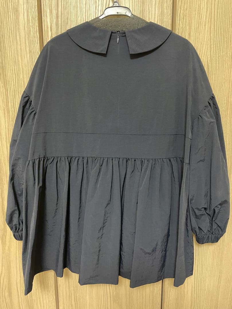 yori フラットカラーティアードブラウス　ネイビー