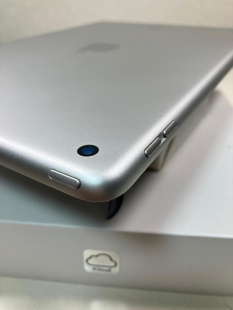 iPad 第8世代　128GB シルバー　Wi-Fiモデル　カバーガラス付