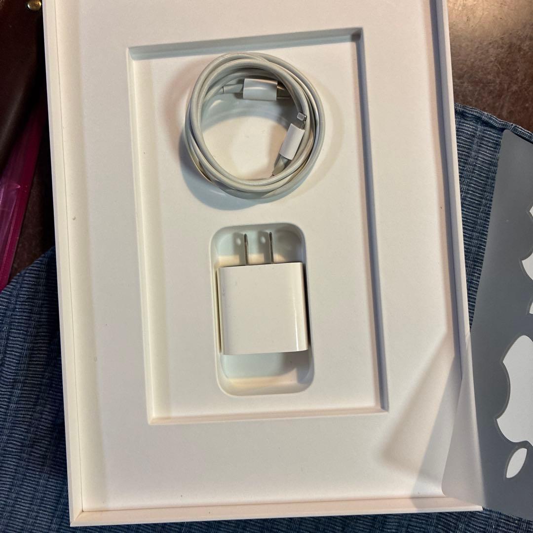 Apple iPad 第９世代　シルバー 本体 箱、充電アダプター付き