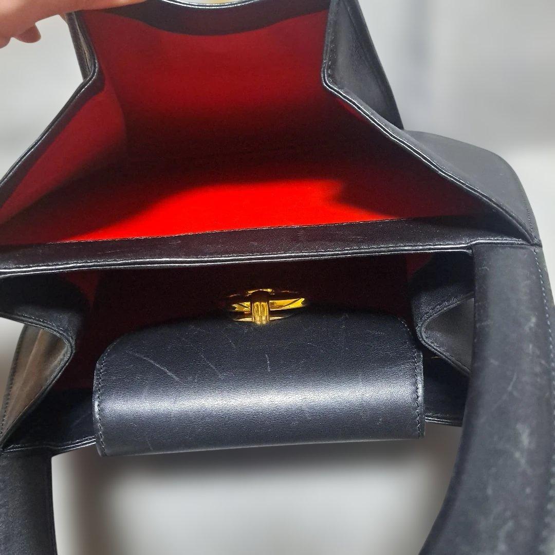 Cartier　黒のハンドバッグ 金色リング付き