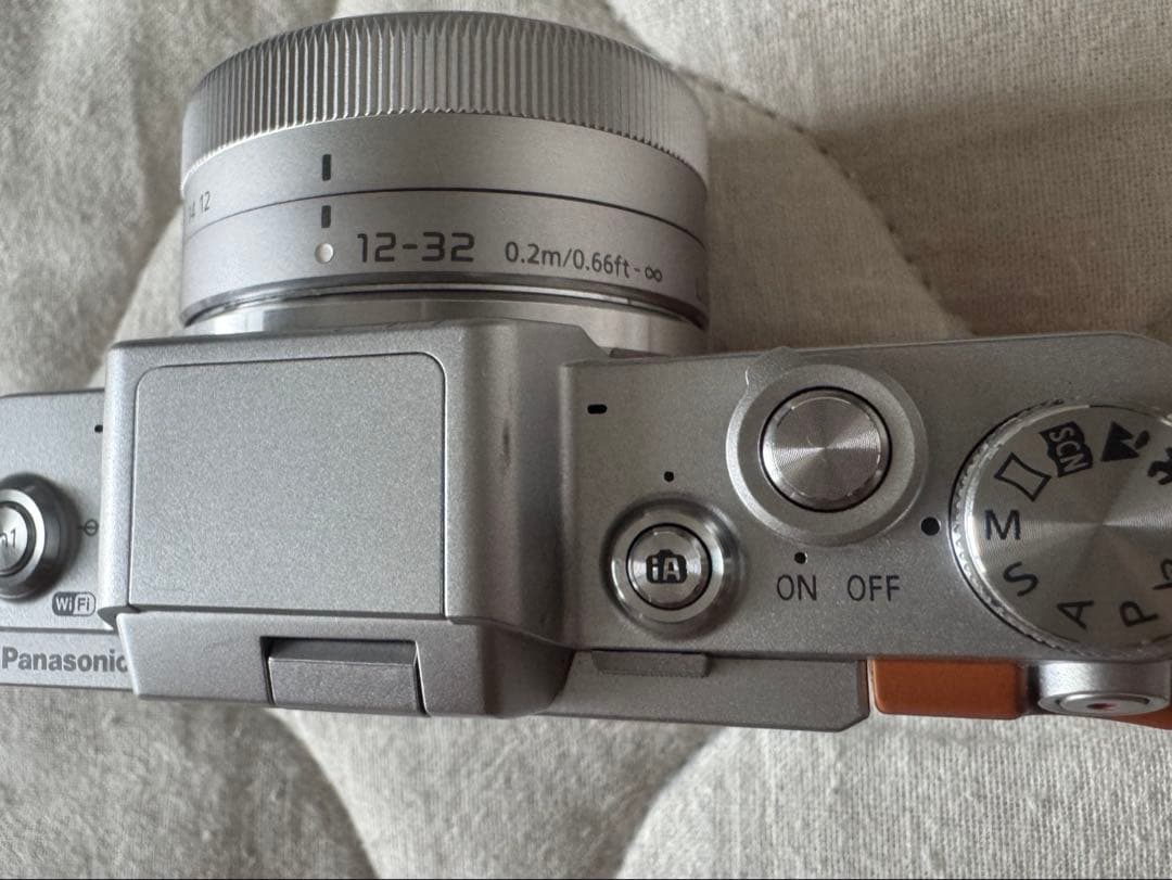 【美品】【ケース・三脚付】Panasonic DMC-GF7W ミラーレス一眼