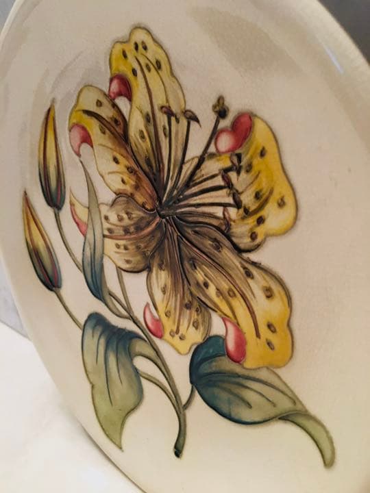 英国価値8万円程度アンティーク超希少英国女王が愛したMoorcroftサイン皿