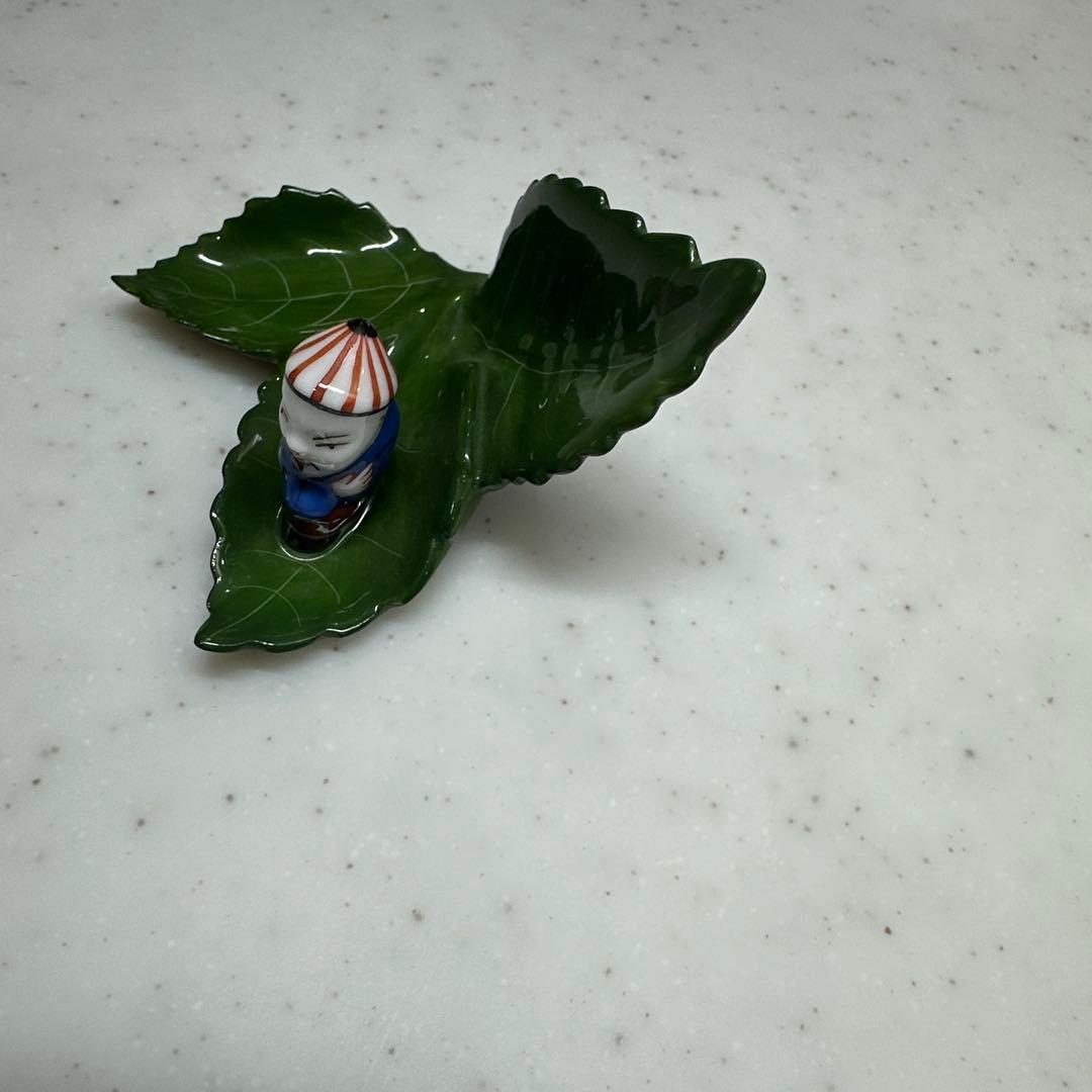 葉っぱ型の陶器皿と人形