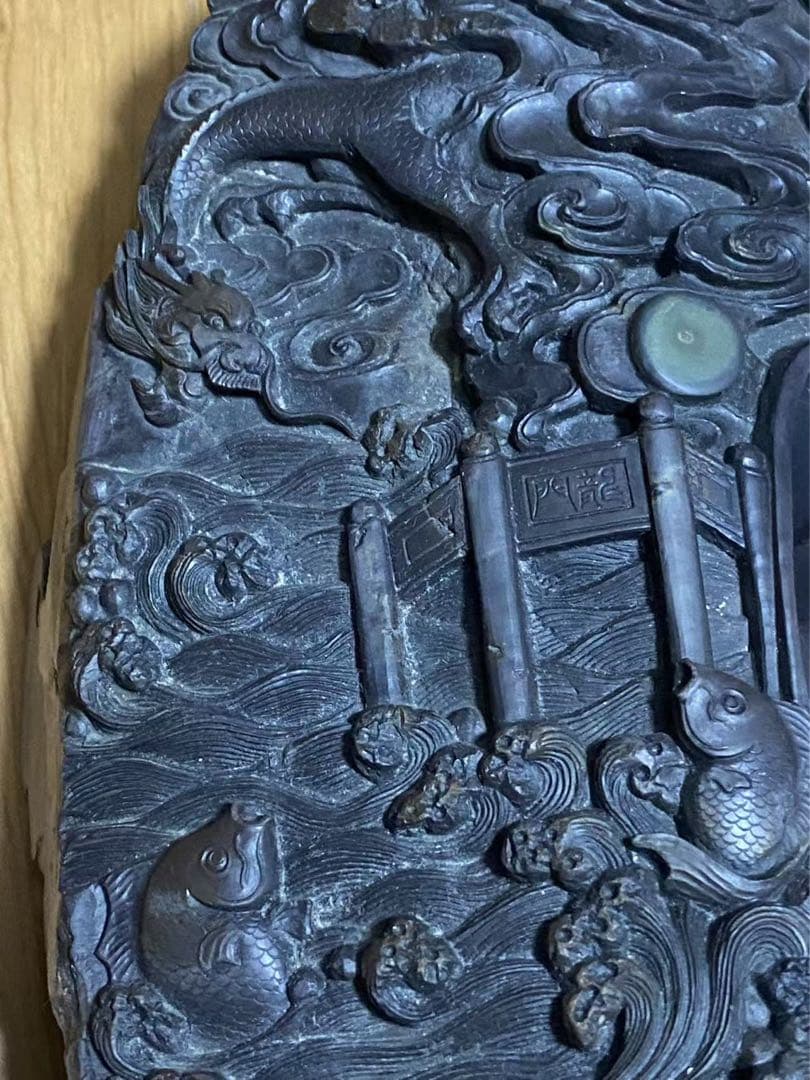 中国端溪硯石眼硯老坑龍魚彫文房四宝 年代物32cmx32x7.9cm重 10kg