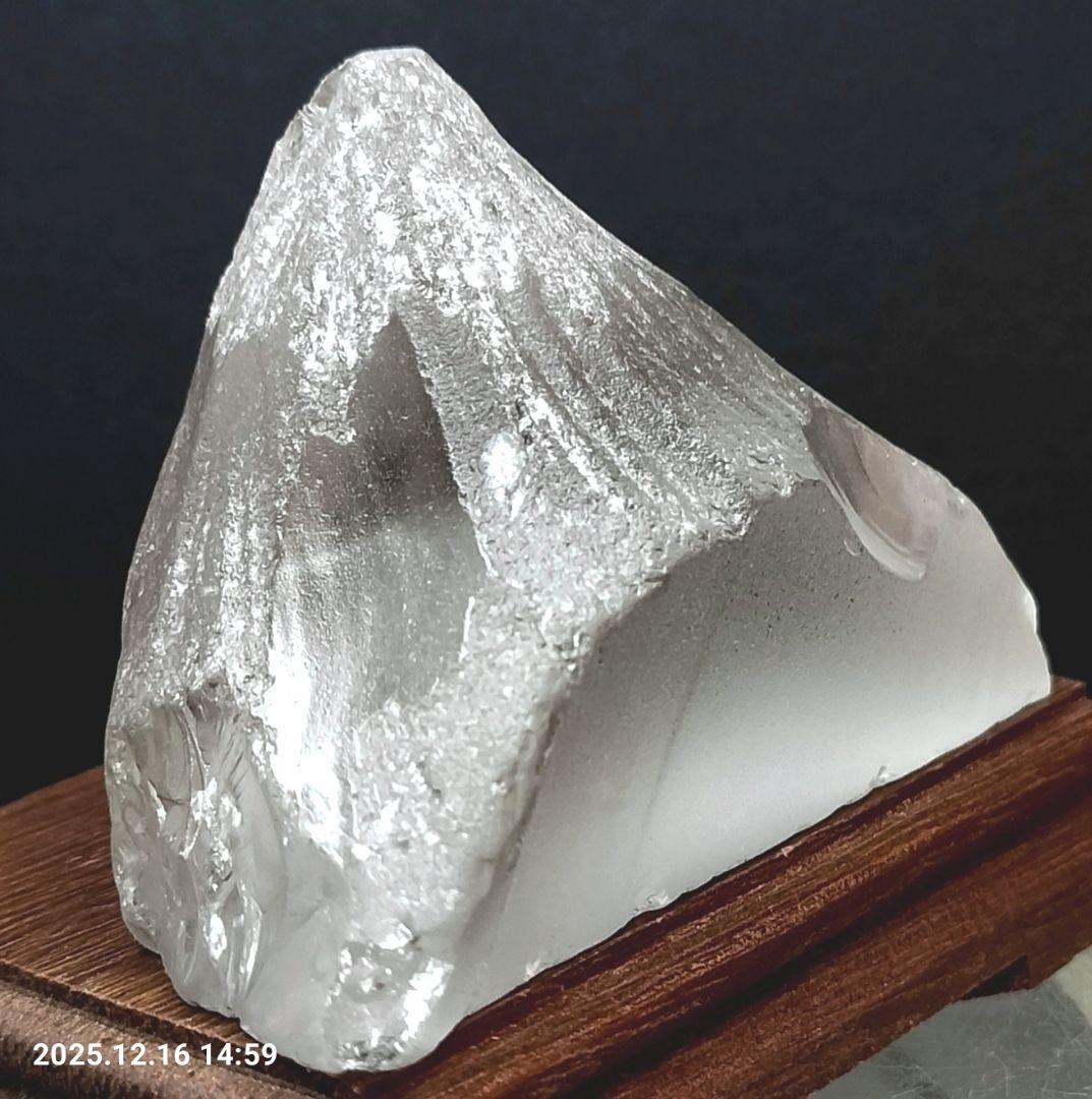 天然水晶 富士山彫刻 雪富士 一点物 手彫り コレクション 天然石 インテリア