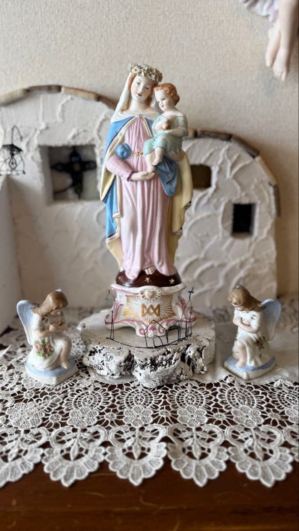 小さなフランス製磁器の双子のエンジェル像