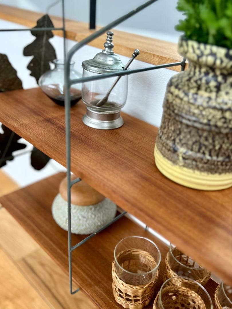 独60年代　ヴィンテージ・アイアンシェルフ　真鍮の葉っぱモチーフとチーク材の棚板