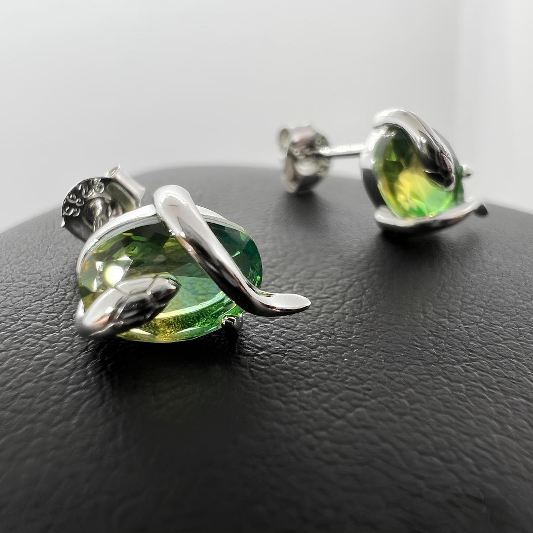 p104/【プラチナ仕上✧】白蛇ピアス　シルバー925　神秘的　開運　スネーク