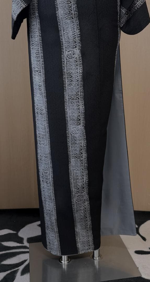 着物９　東レ　こむさでもーど　よろけ縞アラベスク調袷着物　黒　身丈１６７裄丈６７