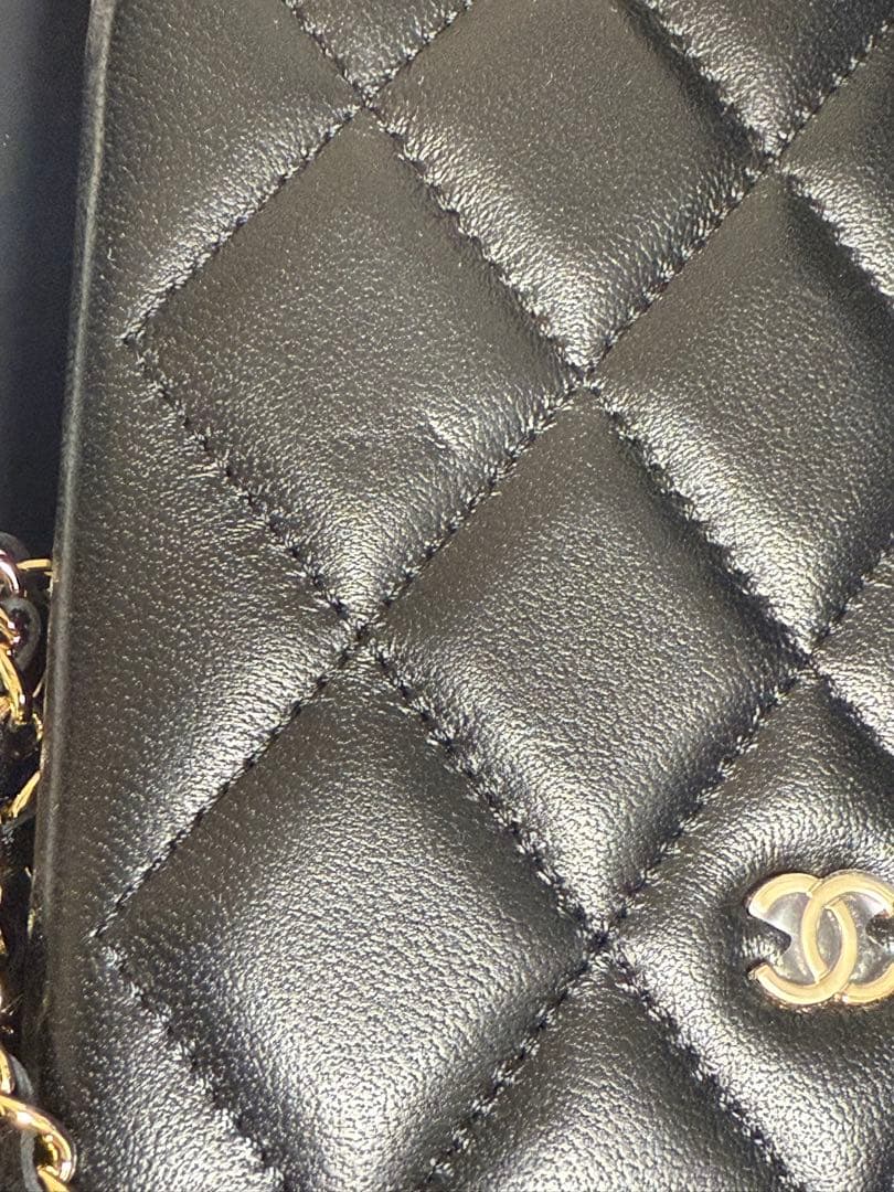 CHANELシャネルiPhone12Proカメリアチェーン付きスマホケースカバー